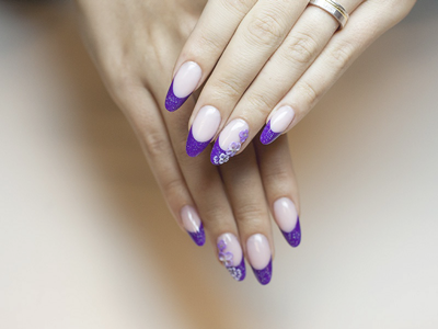 фиолетовый френч на ногтях фото
