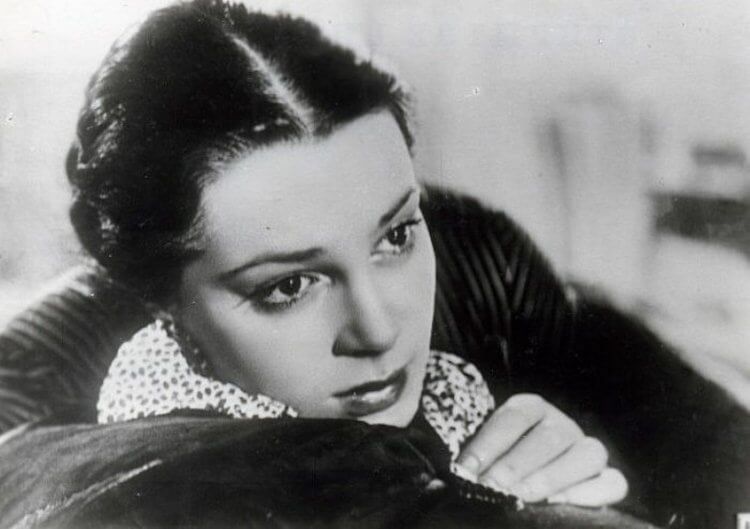 Безмерно талантливая и одинокая: 89-летняя Элина Быстрицкая рассказала о своей жизни