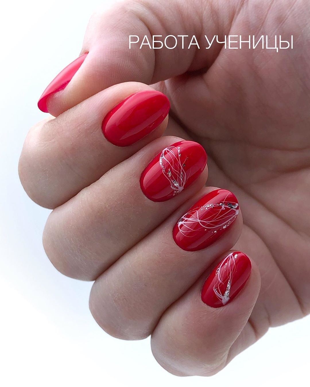 Стильные варианты красного маникюра для ярких дам