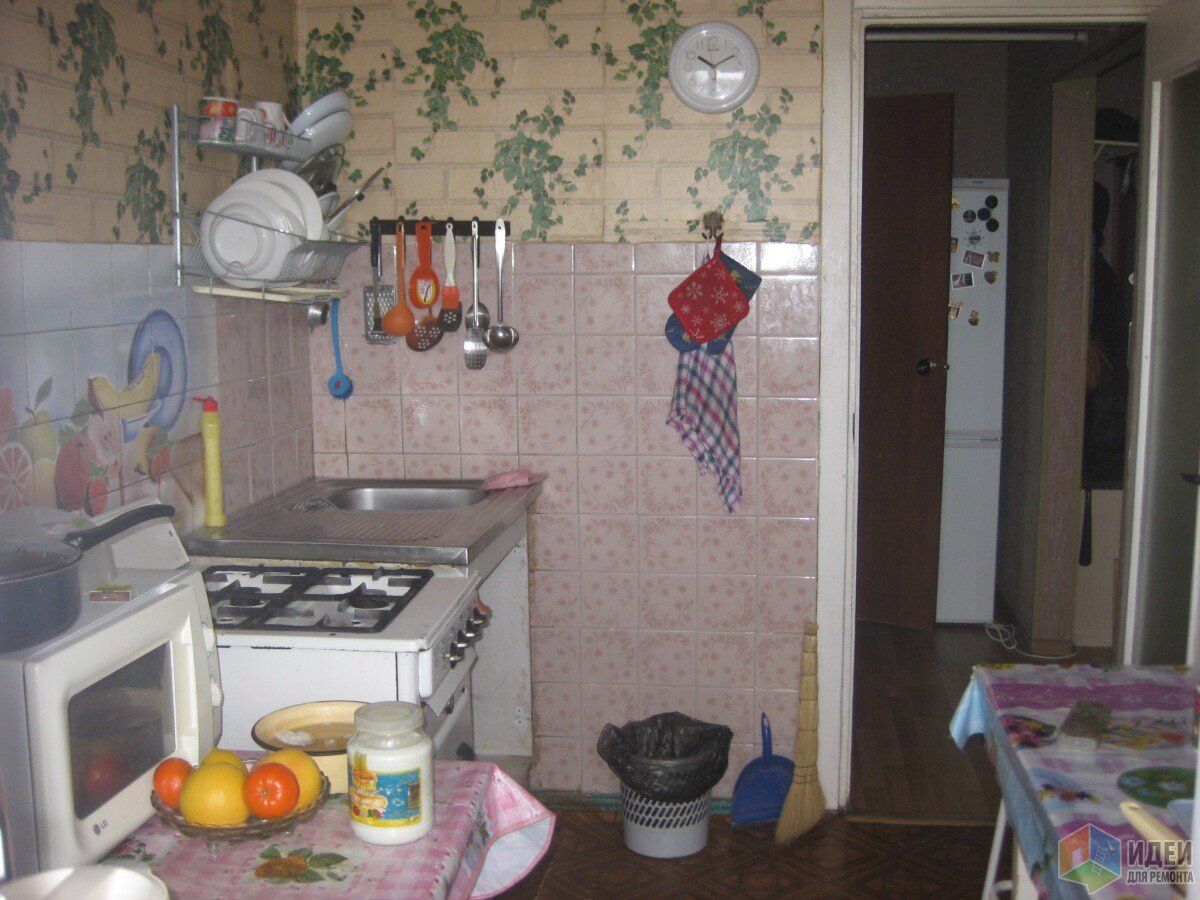 Семья беловых решила сделать ремонт на кухне. Плохой ремонт кухни. Ремонт кухни на съемной квартире. Старые кухни делаем ремонт. Дешевый ремонт кухни со старой плиткой.