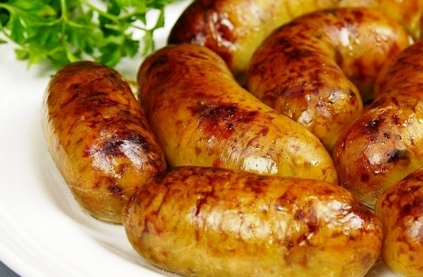 Рецепт колбасы с мясом и картошкой. Картофельные колбаски. Картофельная колбаса. Домашняя колбаса с картошкой. Белорусские картофельные колбаски.